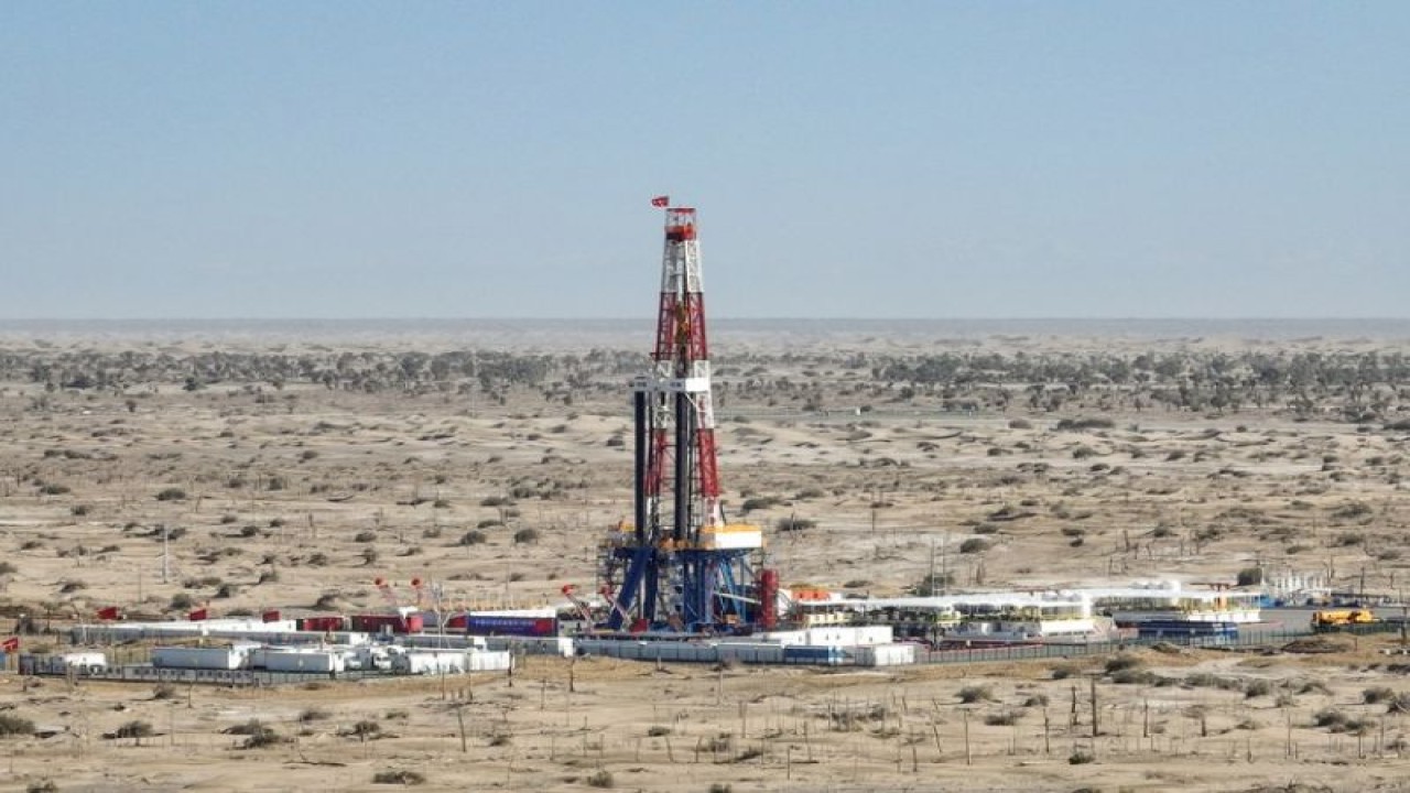 Foto Dokumen: Foto udara yang diambil pada 30 Mei 2023 ini menunjukkan proyek pengeboran lubang bor sedalam lebih dari 10.000 meter untuk eksplorasi ilmiah di Daerah Otonom Uighur Xinjiang, China barat laut. ANTARA/Xinhua/Li Xiang.