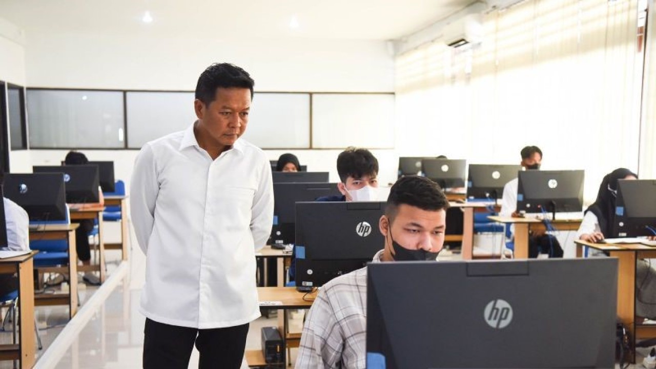 Rektor USU Prof Dr Muryanto Amin, S.Sos, M.Si (kiri) saat meninjau langsung pelaksanaan UTBK SMM PTN Barat 2023 hari pertama di dua lokasi ujian, yakni Gedung Fasilkom dan PSI. (ANTARA/HO-Humas USU).