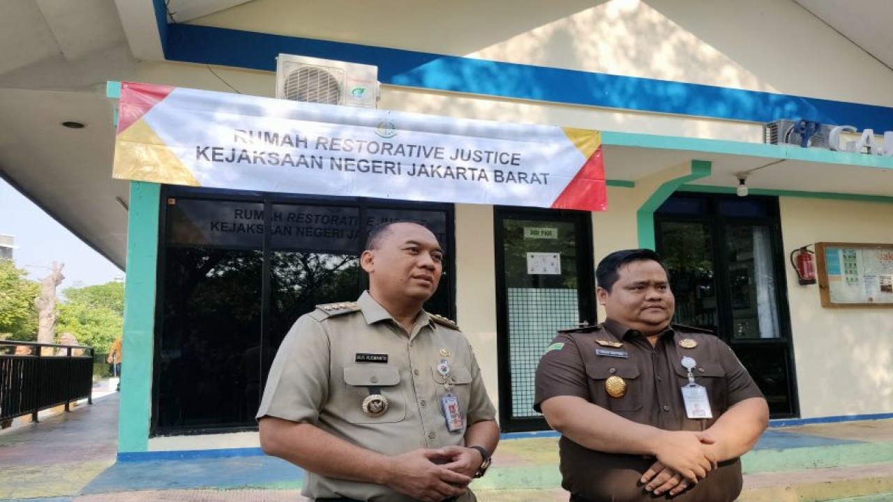 Wali Kota Jakarta Barat, Uus Kuswanto dan Kepala Kejaksaan Negeri Jakarta Barat, Iwan Ginting dalam peresmian "Rumah Keadilan Restortif Kejaksaan Negeri Jakarta Barat" di RPTRA Kembangan, Kembangan, Jakarta Barat, Senin (17/7/2023). ANTARA/Risky Syukur