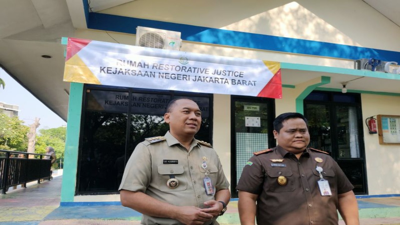 Wali Kota Jakarta Barat, Uus Kuswanto (kiri) saat ditemui wartawan di RPTRA Kembangan, Jakarta Barat, Senin (17/7/2023). ANTARA/Risky Syukur