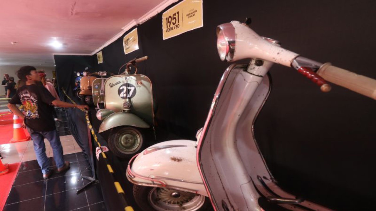 Arsip foto - Pengunjung mengamati scooter klasik yang dipamerkan di Gor Jayabaya, Kota Kediri, Jawa Timur, Sabtu (10/12/2022). (ANTARA FOTO/Prasetia Fauzani)
