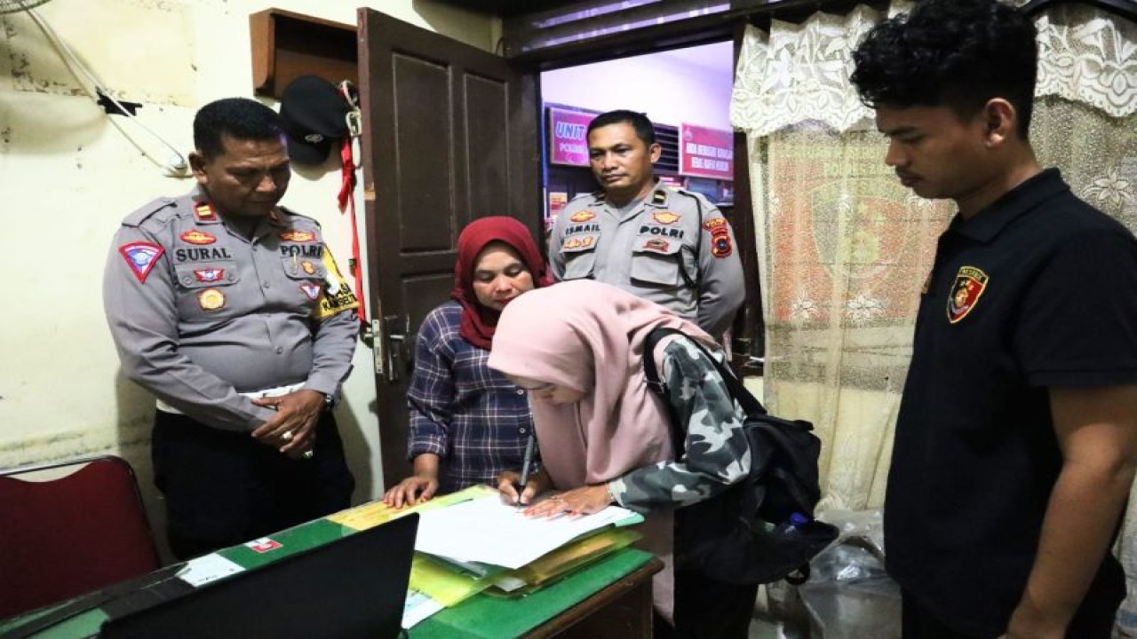 Kedua pelaku pembuat dan penyebar video ucapan tidak senonoh atau penghinaan terhadap institusi Polri diamankan Polres Agam, Senin (17/72023). Antara/HO- Humas Polres Agam.