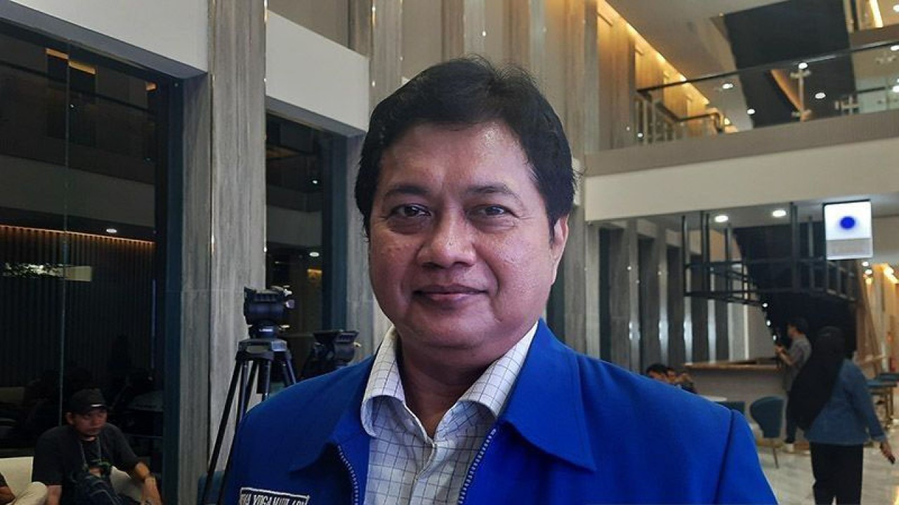 Wakil Ketua Umum Partai Amanat Nasional (PAN) Viva Yoga Mauladi di Kantor DPP PAN, Jakarta, Kamis (13/4/2023). (ANTARA/Narda Margaretha Sinambela/am.)