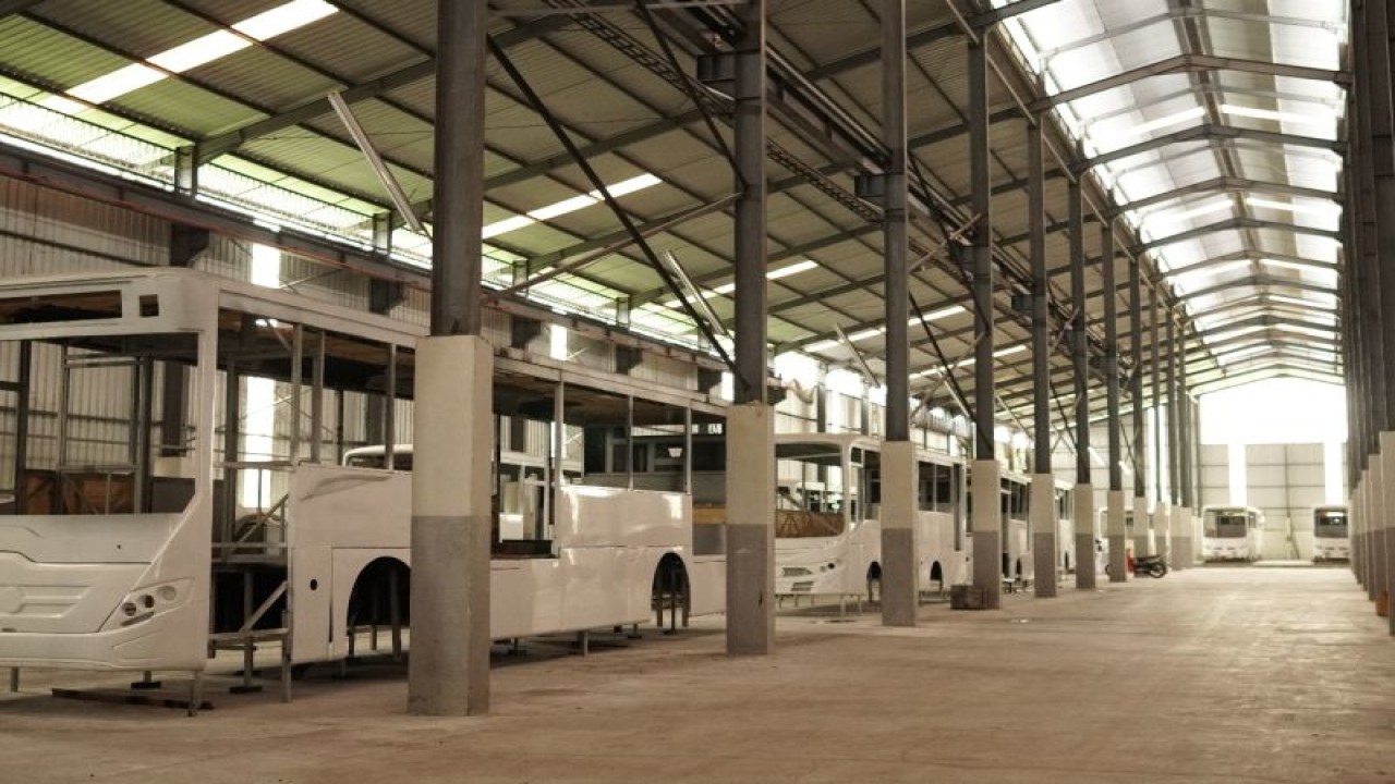 Suasana fasilitas produksi PT VKTR Sakti Industries di Magelang, Jawa Tengah, beberapa waktu yang lalu. PT VKTR Sakti Industries merupakan joint venture antara PT VKTR Teknologi Mobilitas Tbk. ("VKTR") bersama PT Tri Sakti, yang dalam tahap pengembangan saat ini juga berkolaborasi dengan perusahaan konstruksi ternama dari Cina, Automotive Engineering Corporation (AE Corp). ANTARA/HO-VKTR.