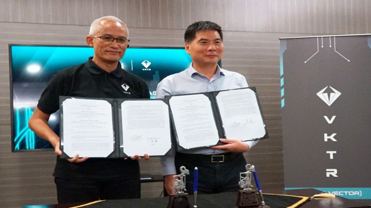 Direktur Utama VKTR Gilarsi W. Setijono (kiri) dan CEO Synland Tom Jiang usai menandatangani kerja sama membangun pabrik konversi kendaraan konvensional menggunakan motor bakar (internal combustion engine - ICE) menjadi kendaraan listrik (EV) di Jakarta, Selasa (25/7/2023). ANTARA/HO-VKTR.