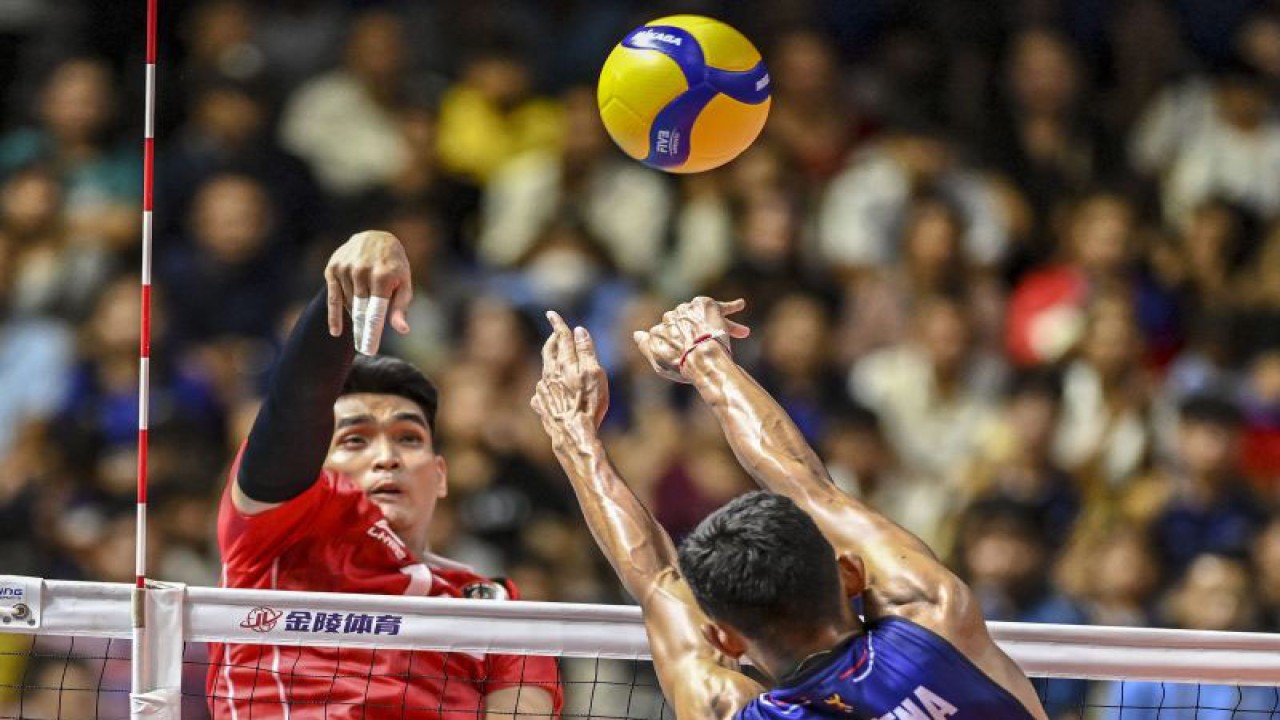 Pevoli putra Indonesia Nurmulki Rivan (kiri) melakukan smes ke arah pevoli putra Kamboja Veasna Voeurn (kanan) pada final voli SEA Games 2023 di Phnom Penh, Kamboja, Senin (8/5/2023). Timnas voli putra Indonesia berhasil meraih medali emas usai menang dengan skor 25-21, 25-10, dan 25-15. ANTARA FOTO/Muhammad Adimaja/tom. (ANTARA FOTO/MUHAMMAD ADIMAJA)