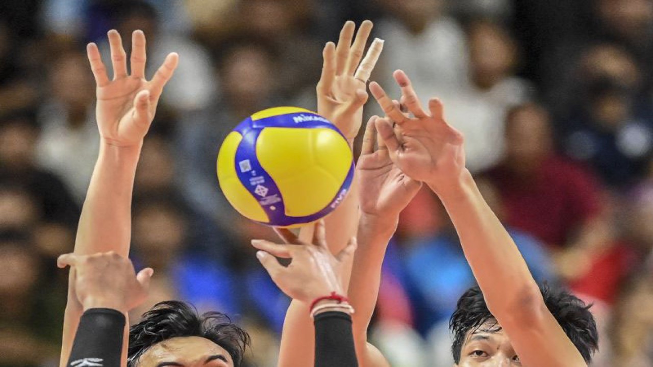 Arsip - Pevoli putra Indonesia Nurmulki Rivan (kiri) dan Halim Farhan (kanan) menahan smes pevoli putra Kamboja pada final voli SEA Games 2023 di Phnom Penh, Kamboja, Senin (8/5/2023). Timnas voli putra Indonesia berhasil meraih medali emas usai menang dengan skor 25-21, 25-10, dan 25-15. ANTARA FOTO/Muhammad Adimaja/tom. (ANTARA FOTO/MUHAMMAD ADIMAJA)