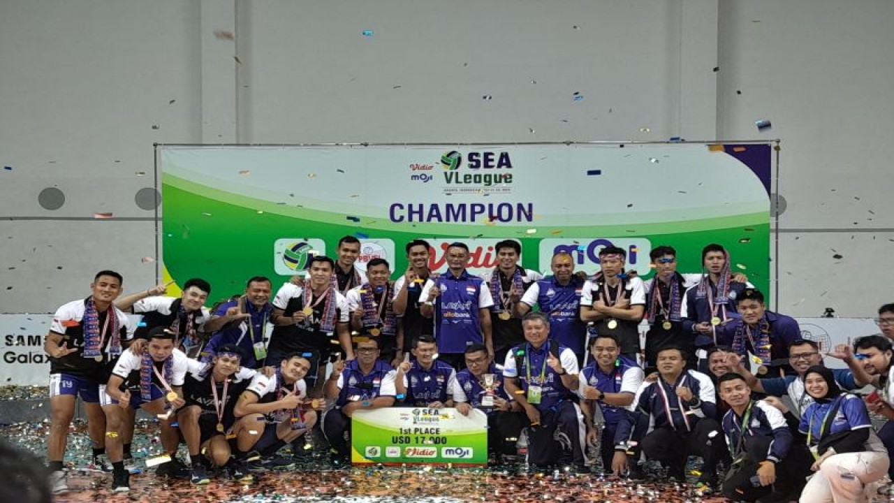 Para pemain dan staff pelatih tim nasional voli putra Indonesia berselebrasi usai membawa Indonesia menjadi pemuncak klasemen putaran pertama pada SEA V League 2023 yang berlangsung di GOR Candradimuka Padepokan Voli Jenderal Polisi Kunarto, Sentul, Bogor, Minggu (23/7/2023). (ANTARA/FAJAR SATRIYO)