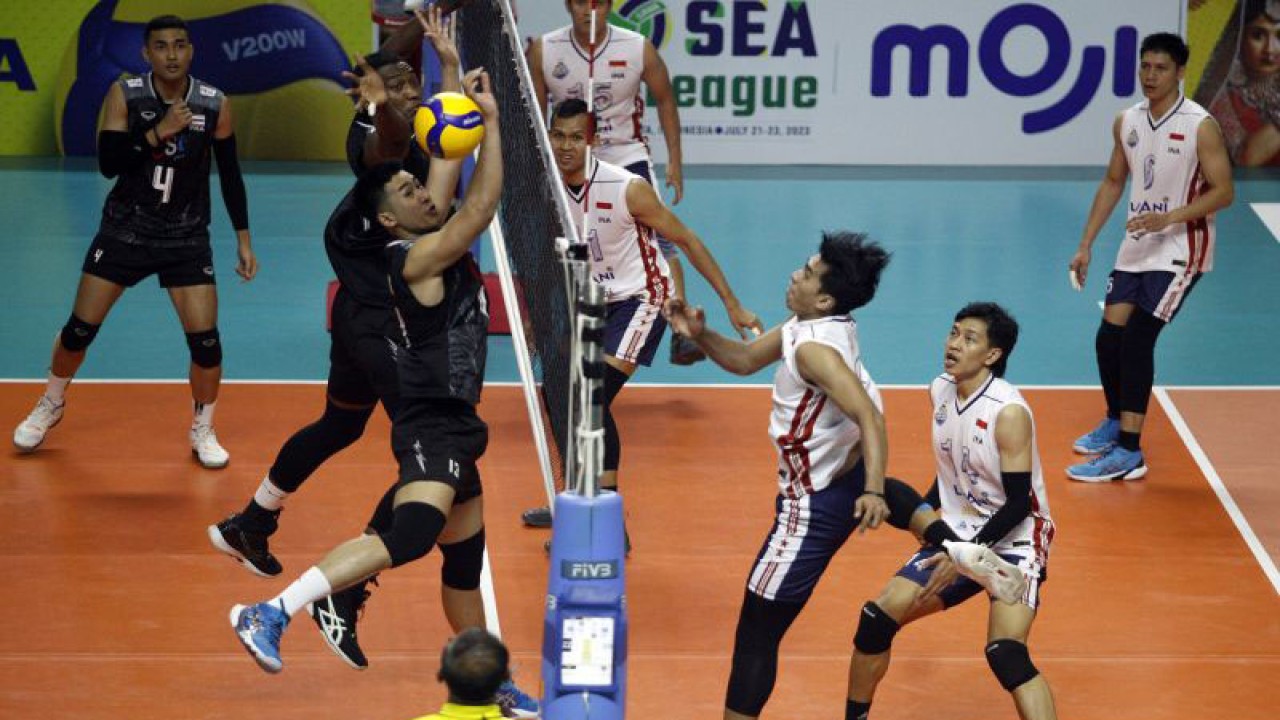 Foto arsip - Pebola voli Indonesia Fahri Septian Putratama (ketiga kanan) melakukan pukulan dan dihadang pebola voli Thailand Maneewong Mawin (kiri) dalam ajang Sea V League putaran pertama di Padepokan Voli Jendral Kunarto, Sentul, Kabupaten Bogor, Jawa Barat, Minggu (23/7/2023). ANTARA FOTO/Yulius Satria Wijaya/nz/aa. (ANTARA FOTO/YULIUS SATRIA WIJAYA)