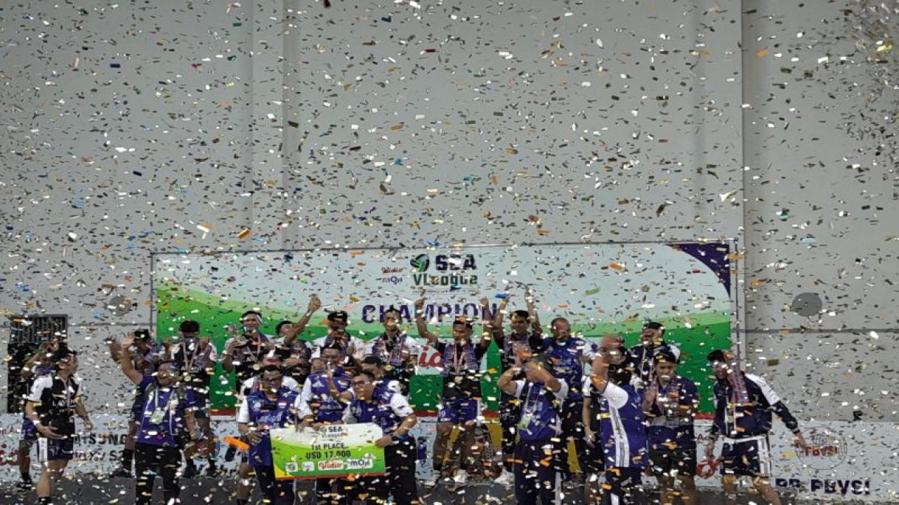 Foto arsip - Para pemain dan staff pelatih tim nasional voli putra Indonesia berselebrasi usai membawa timnas Indonesia menjadi juara putaran pertama SEA V League 2023 yang berlangsung di GOR Candradimuka Padepokan Voli Jenderal Polisi Kunarto, Sentul, Bogor, Minggu (23/7/2023). (ANTARA/FAJAR SATRIYO)
