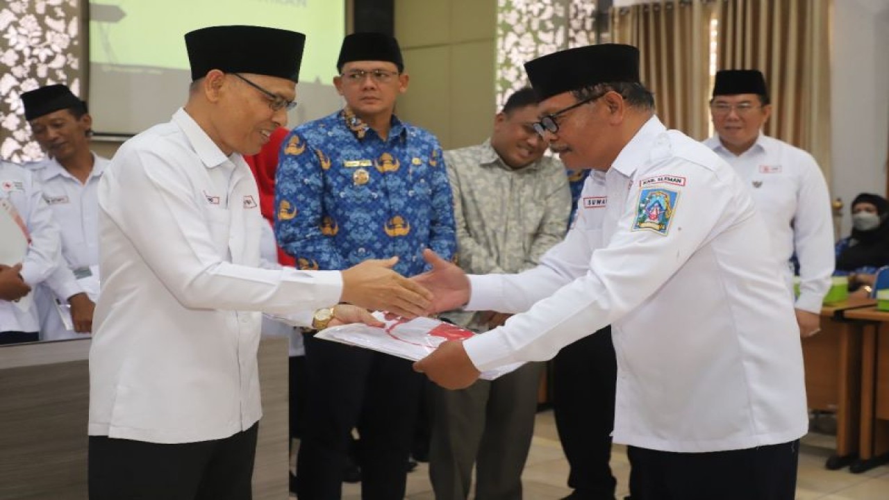 Wakil Bupati Sleman Danang Maharsa (tengah) saat menghadiri pelantikan Pengurus PMI Kapanewon se Kabupaten Sleman periode 2023-2028 di Aula Bappeda Sleman, Senin (17/7/2023). ANTARA/HO-Bagian Prokopim Serda Sleman