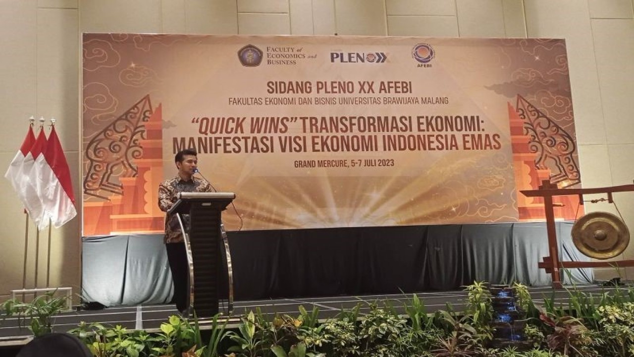 Wakil Gubernur Jawa Timur Emil Elestianto Dardak pada saat memberikan pengarahan dalam Sidang Pleno XX Asosiasi Fakultas Ekonomi dan Bisnis Indonesia (AFEBI) di Kota Malang, Jawa Timur, Kamis (6/7/2023). (ANTARA/Achmad Syaiful Afandi)