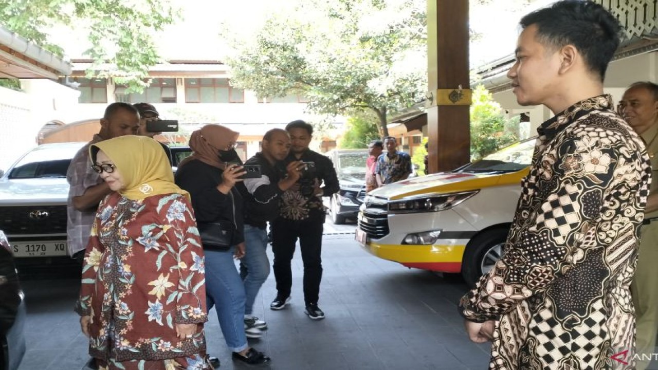 Bupati Jombang Mundjidah Wahab (kiri) bertemu dengan Wali Kota Surakarta Gibran Rakabuming Raka di Balai Kota Surakarta, Jawa Tengah, Senin (23/7/2023). (ANTARA/Aris Wasita)