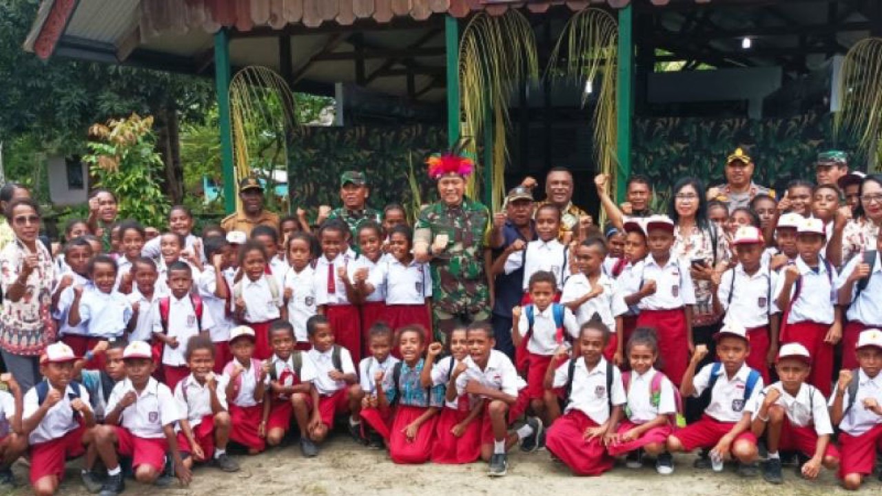 Wakapolres Kompol Muchsit Sefian S.Ik bersama Koorsahli Kasad Letjen TNI Nyoman Cantiasa berfoto dengan siswa Kampung Mokmer Distrik Biak Kota.ANTARA/Muhsidin