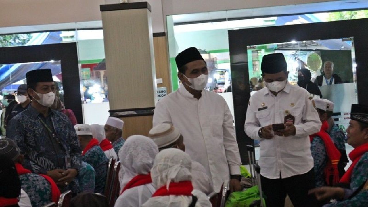 Wakil Gubernur Jawa Tengah Taj Yasin Maimoen (tengah) didampingi Ketua PPIH Debarkasi Solo Muastain Ahmad (kiri) berbincang dengan jamaah asal Grobogan yang baru pulang dari Tanah Suci di Gedung Muzdaifah Asrama Haji Donohudan Boyolali, Rabu (5/7/2023). (ANTARA/Bambang Dwi Marwoto)