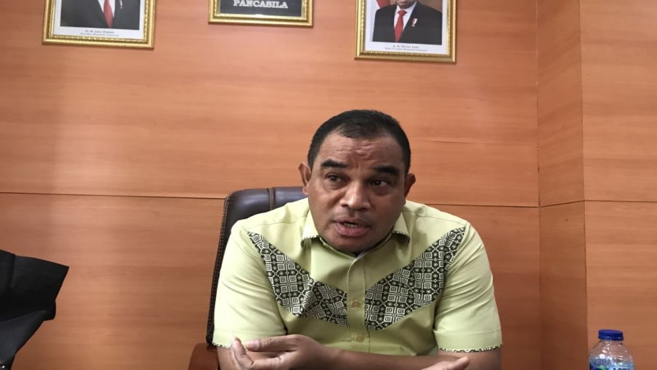 Wakil Ketua DPRD Ambon, Rustam Latupono, di Ambon. (ANTARA/Winda Herman)