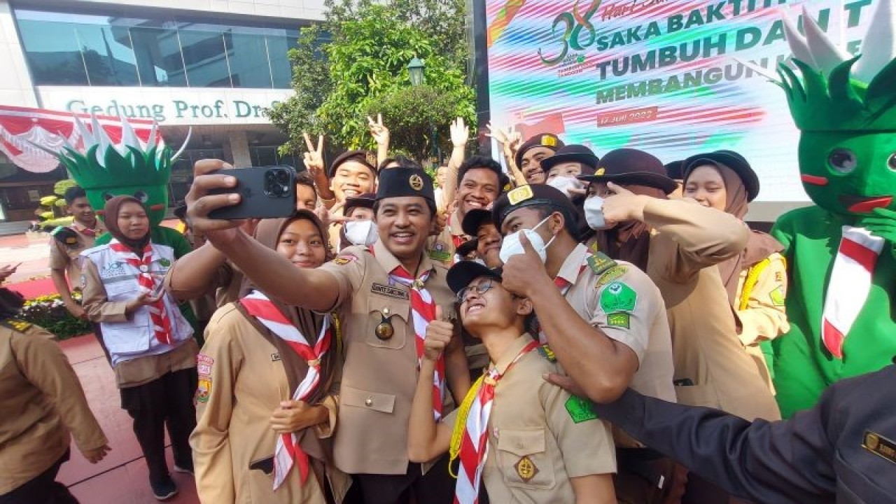 Wakil Menteri Kesehatan RI Dante Saksono Harbuwono berswafoto bersama anggota Pramuka di kompleks Kantor Kementerian Kesehatan Jakarta pada peringatan Hari Saka Bakti Husada, Senin (17/7/2023). (ANTARA/Andi Firdaus)