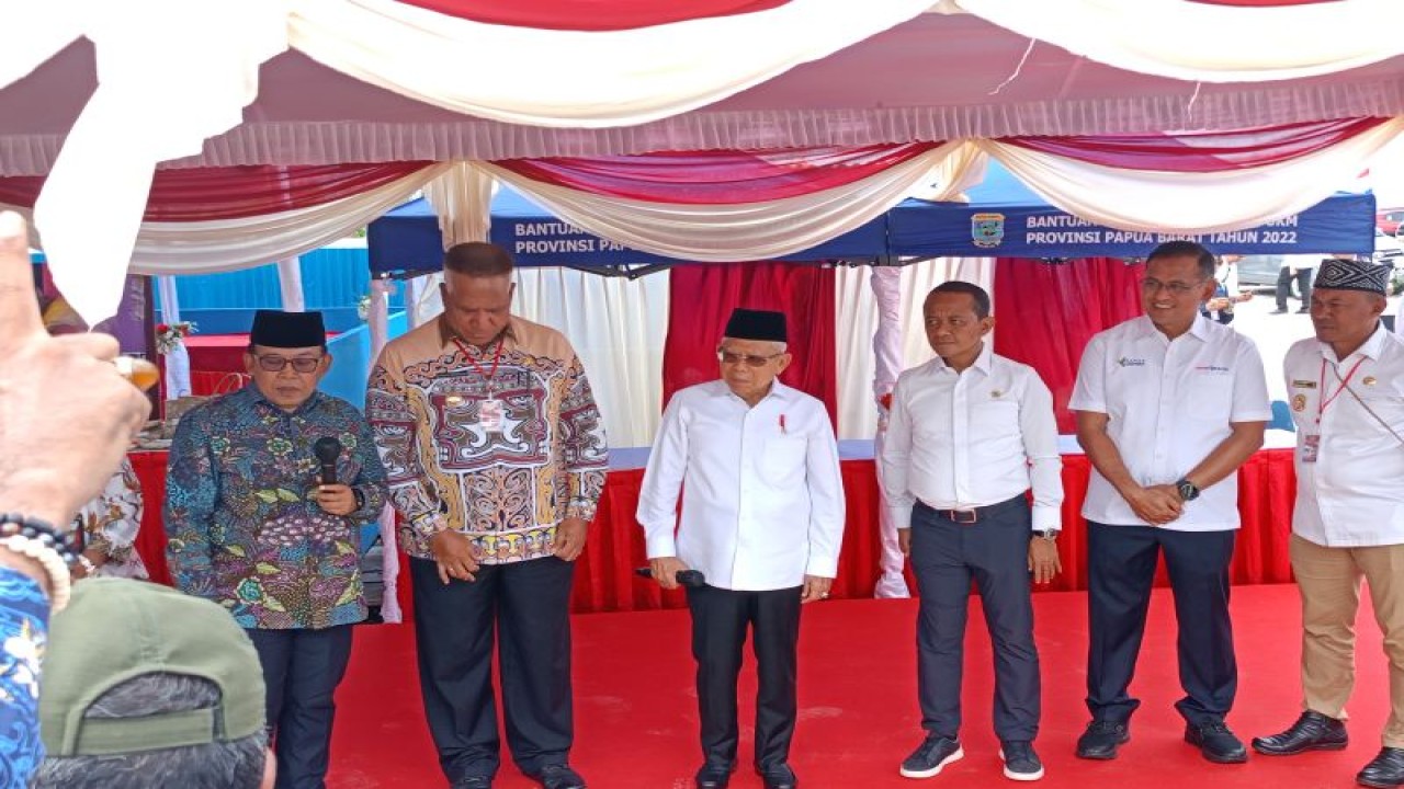 Wakil Presiden Ma'ruf Amin memberikan keterangan pers di Fakfak, Papua Barat, Jumat (14/7/2023). ANTARA/Rangga Pandu Asmara Jingga