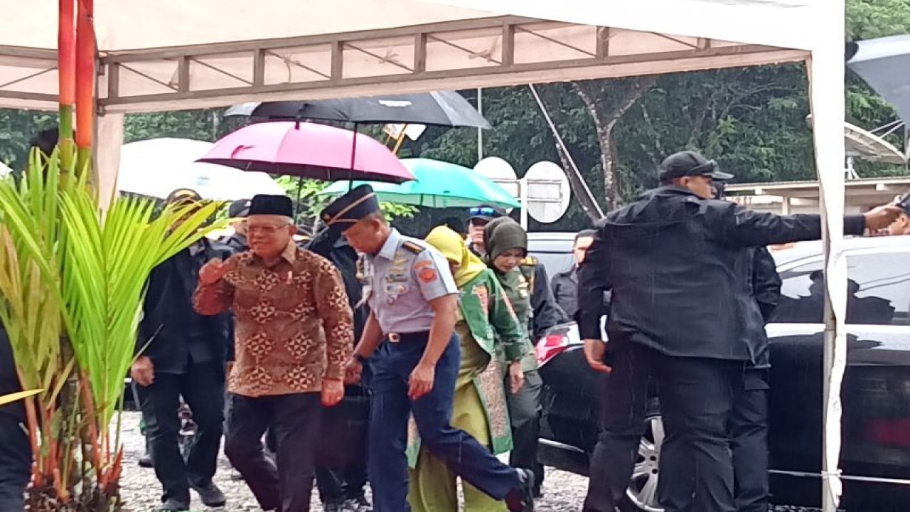 Wakil Presiden RI K.H. Ma’ruf Amin saat berkunjung ke Institute Pertambangan Nemangkawi di Timika. (ANTARA/Agustina Estevani Janggo)