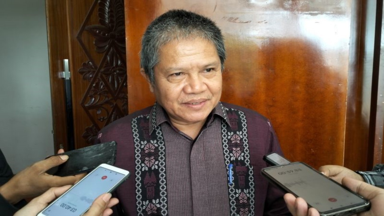 Wakil Rektor IV Universitas Andalas Dr. Hefrizal Handra saat diwawancarai awak media massa di Padang. (ANTARA/Muhammad Zulfikar).