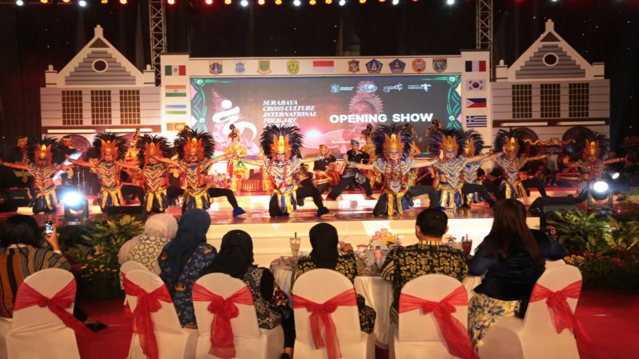 Suasana malam pembukaan SCCIFAF 2023 di halaman Taman Surya, Balai Kota Surabaya, Jawa Timur, Senin (17/7/2023) malam. (ANTARA/HO-Diskominfo Surabaya)