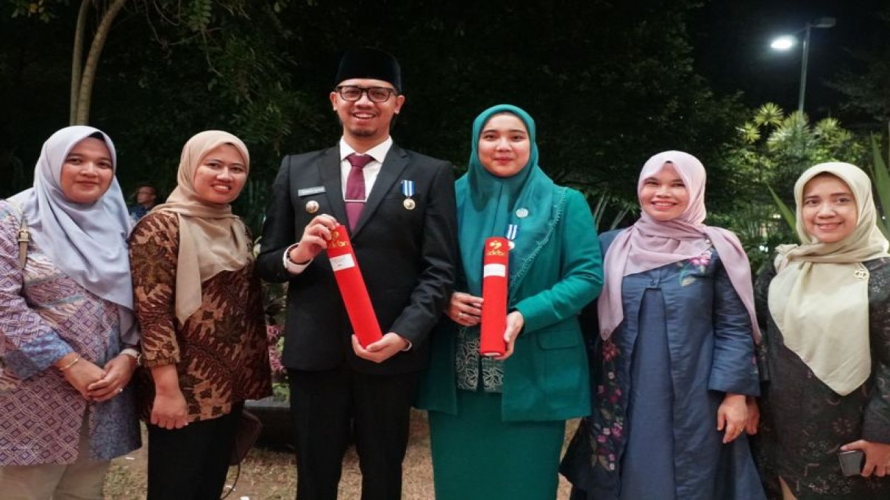 Wali Kota Bukittinggi Erman Safar dan Ketua Tim PKK Kota Bukittinggi menerima penghargaan nasional Manggala Karya Kencana (MKK) 2023 di Palembang, Sumatera Selatan (Antara/HO-Pemkot Bukittinggi).