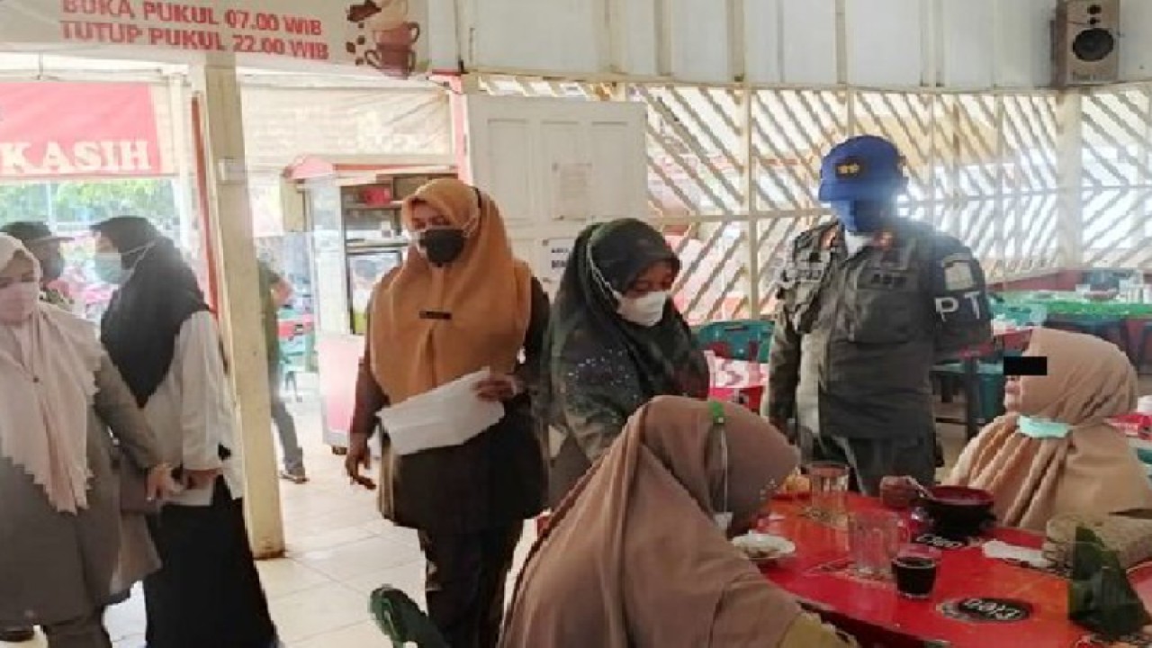 Dokumen foto - Petugas Satpol PP Aceh saat melakukan razia ASN yang nongkrong di warkop saat jam kerja, di Banda Aceh (ANTARA/HO/Satpol PP/WH Aceh)