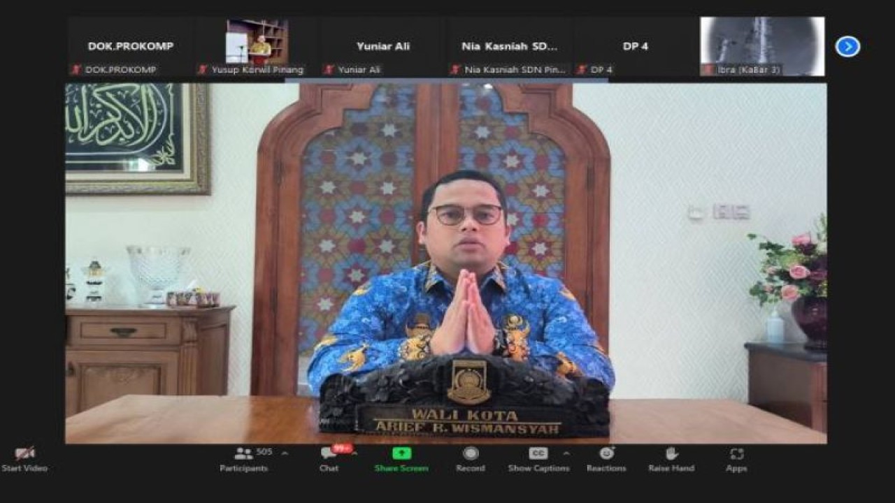 Wali Kota Tangerang Arief R. Wismansyah memberikan arahan kepada guru, kepala sekolah dan perangkat pendidikan lainnya terkait kurikulum merdeka di Tangerang, Banten, Selasa (18/7/2023). FOTO ANTARA/HO-Pemkot Tangerang