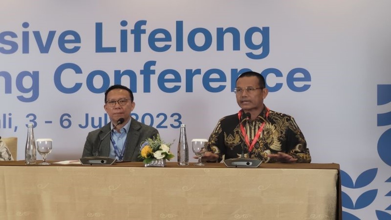 Wali Kota Pariaman, Sumatera Barat Genius Umar (kanan) pada konferensi pers, dalam Konferensi Internasional Inclusive Lifelong Learning Conference (ILLC) di Badung, Bali, Rabu (5/7/2023). (ANTARA/Sean Filo Muhamad)