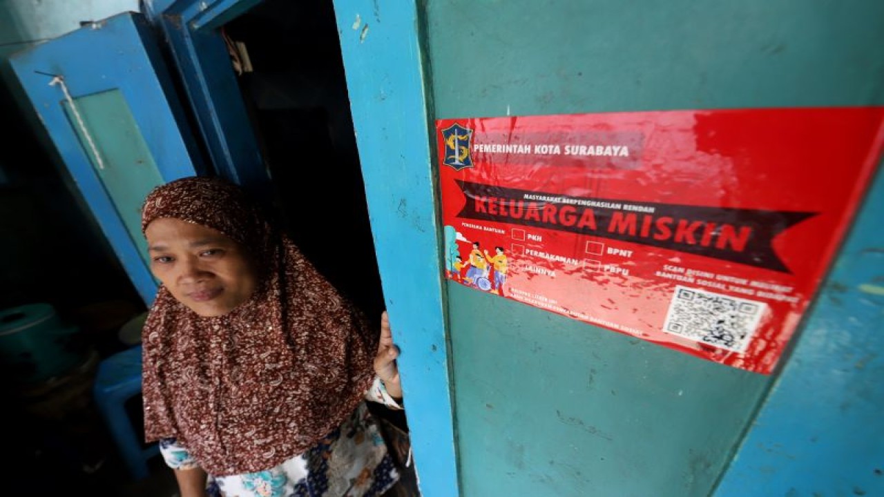 Foto Arsip - Stiker penanda ditempel di rumah keluarga miskin penerima bantuan sosial di Kota Surabaya, Rabu (28/12/2022). (ANTARA/HO-Diskominfo Surabaya)