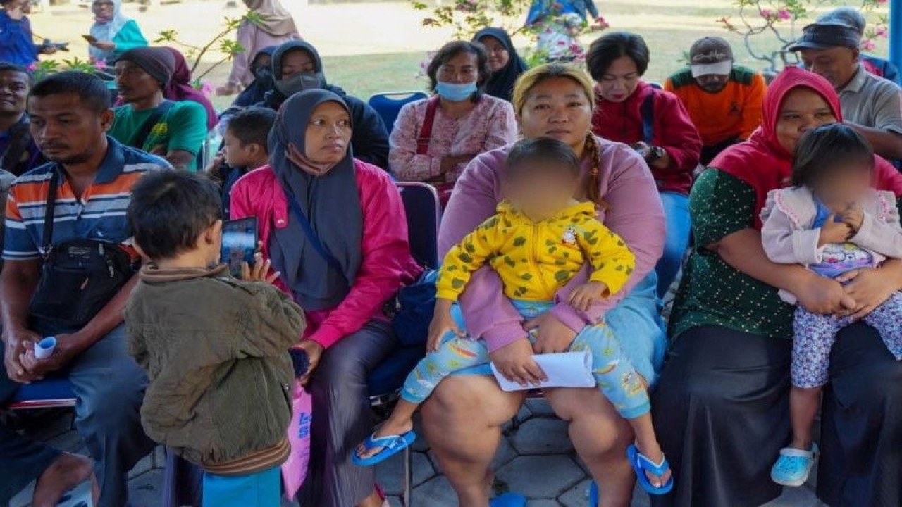 Pemkot Madiun menyalurkan bantuan bahan pangan bagi keluarga risiko stunting kepada 260 penerima sasaran. Adapun bantuan pangan keluarga rawan stunting tersebut bersumber dari Badan Pangan Nasional (Bapanas). (ANTARA/HO-Diskominfo Kota Madiun)