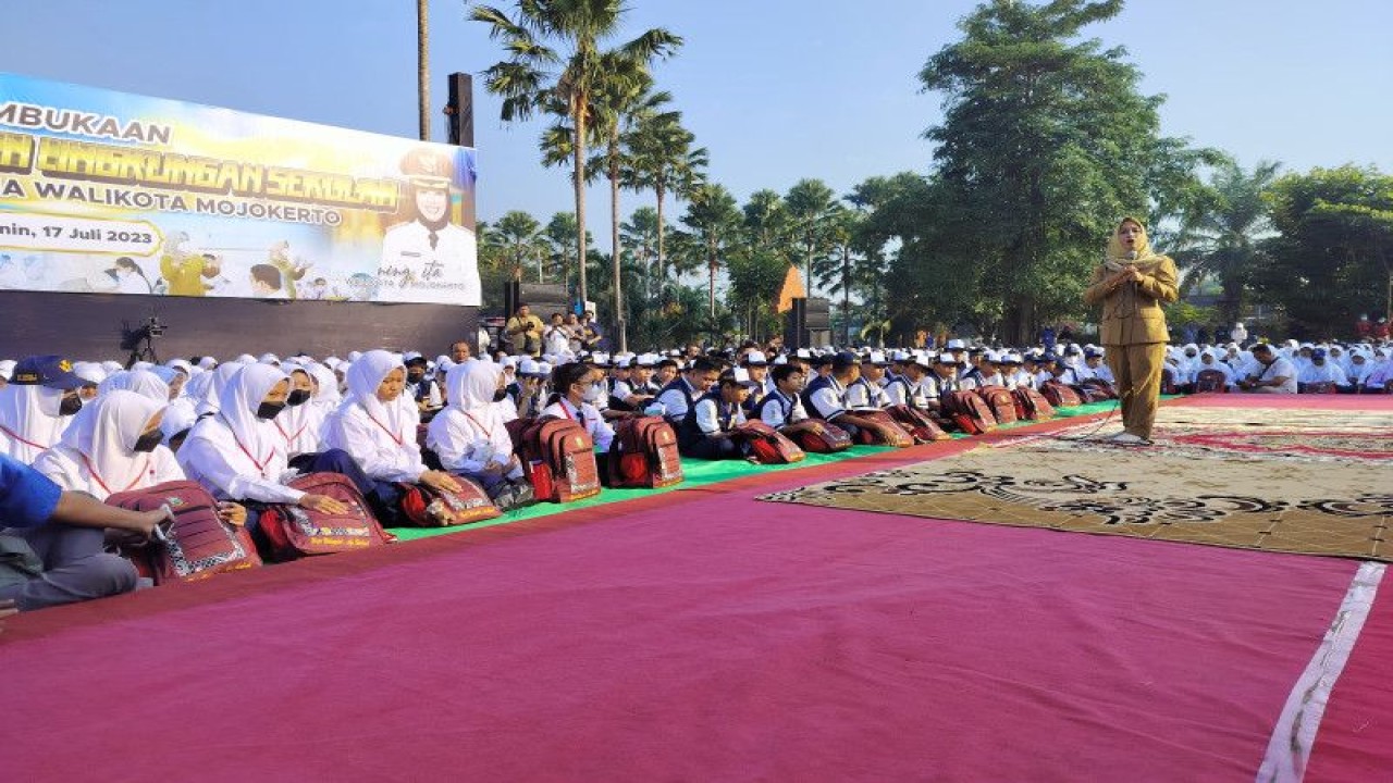 Wali Kota Mojokerto Ika Puspitasari atau yang akrab disapa Ning Ita menyapa siswa di sela kegiatan doa bersama masa pengenalan lingkungan sekolah (MPLS) di kota setempat, Senin (17/7/2023). ANTARA/ Indra Setiawan