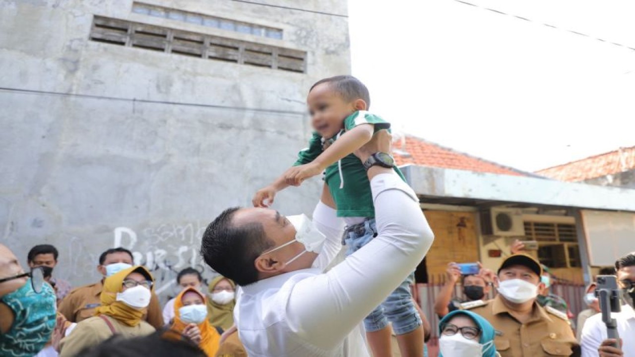 Foto Arsip - Wali Kota Surabaya Eri Cahyadi saat mengunjungi anak stunting di Kelurahan Kertajaya, Kota Surabaya beberapa waktu lalu. (ANTARA/HO-Diskominfo Surabaya)