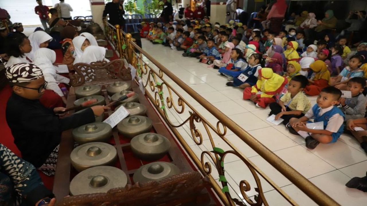 Sejumlah siswa SD mengikuti Masa Pengenalan Lingkungan Sekolah (MPLS) di Surabaya, Senin (17/7/2023). (ANTARA/HO-Diskominfo Surabaya)