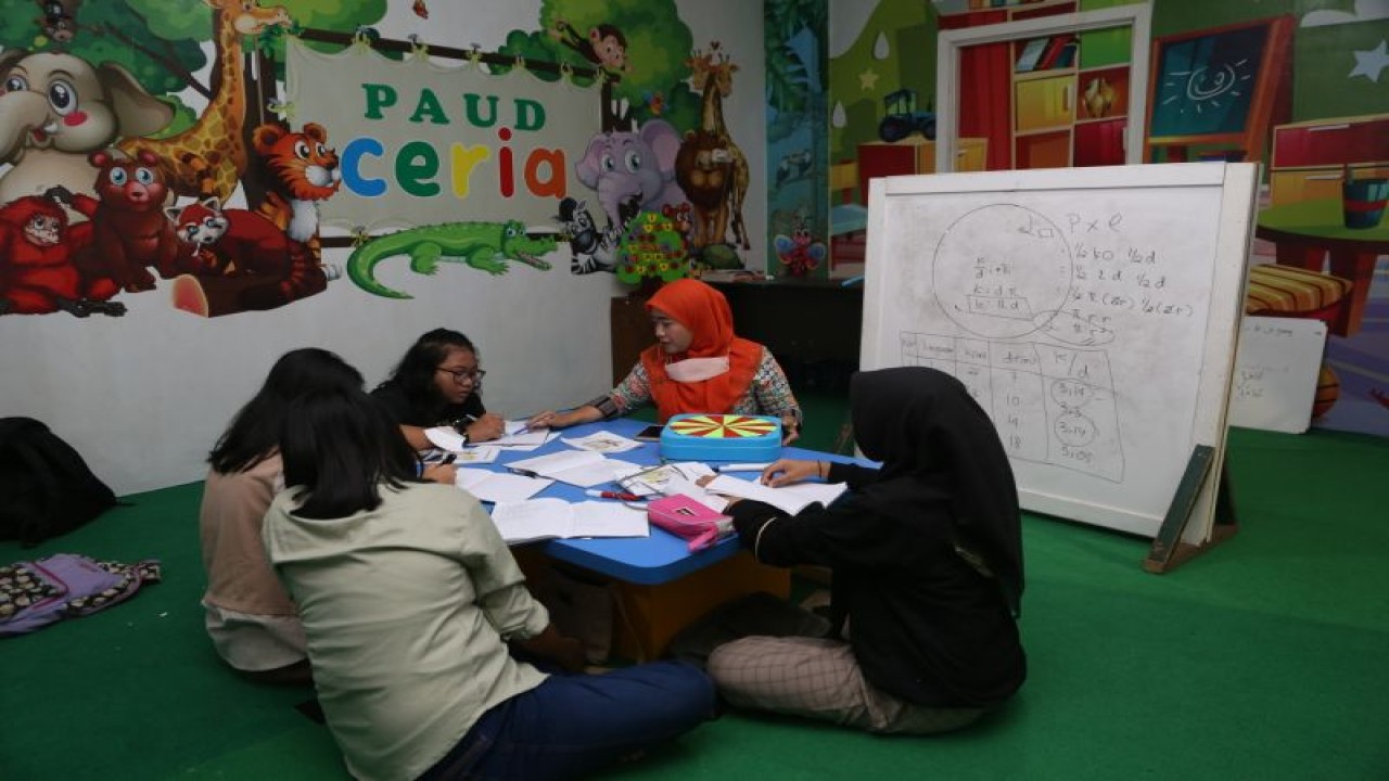 Salah satu layanan Pusat Pembelajaran Keluarga (Puspaga) hingga di salah satu Balai Rukun Warga (RW) Kota Surabaya. (ANTARA/HO-Diskominfo Surabaya)