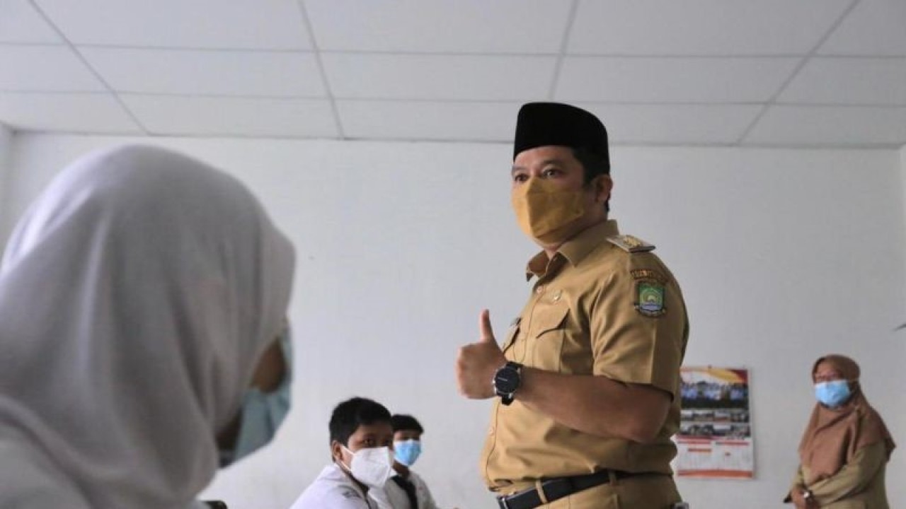 Wali Kota Tangerang Arief R Wismansyah saat meninjau kegiatan belajar mengajar beberapa waktu lalu. (ANTARA/HO'Pmekot Tangerang)