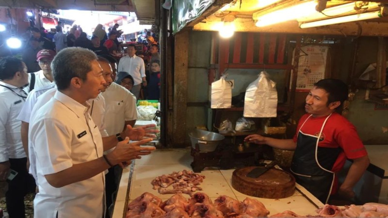 Wakil Wali Kota Bogor, Jawa Barat Dedie Abdul Rachim saat meninjau kualitas daging dan hati sapi yang dijual para pedagang di Pasar Bogor, Rabu (5/7/2023). (ANTARA/HO/Pemkot Bogor)