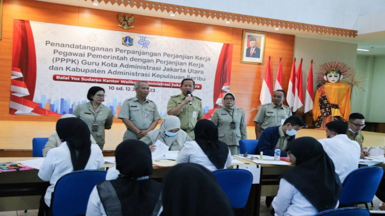 Wali Kota Jakarta Utara Ali Maulana Hakim memberi sambutan saat kegiatan perpanjangan perjanjian kerja hingga tiga tahun terhadap guru berstatus pegawai pemerintah dengan perjanjian kerja (PPPK) Jakarta Utara dan Kepulauan Seribu di Balai Yos Sudarso, Kantor Wali Kota Jakarta Utara, Senin (10/7/2023). ANTARA/HO-Kominfotik Jakarta Utara