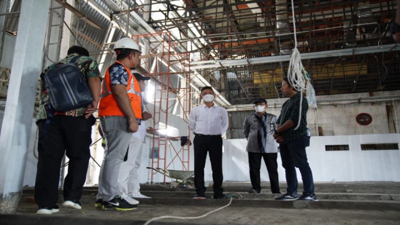 Wali Kota Pontianak Edi Rusdi Kamtono saat meninjau pembangunan Mal Pelayanan Publik di Pontianak, Selasa (11/7/2023). (ANTARA/HO-Prokopim PTK).