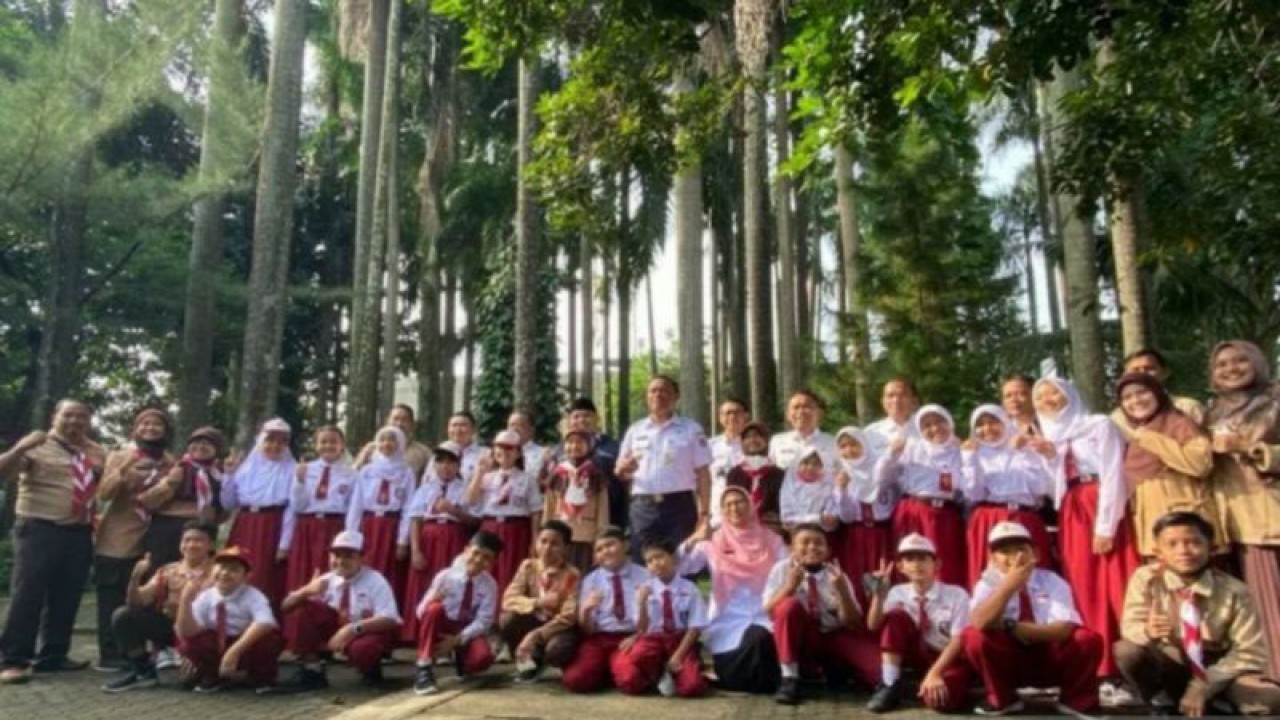 Arsip foto - Wali Kota Administrasi Jakarta Selatan, Munjirin mengabadikan momen bersama siswa Sekolah Dasar (SD), Jakarta, Rabu. (21/9/2022) ANTARA/Luthfia Miranda Putri