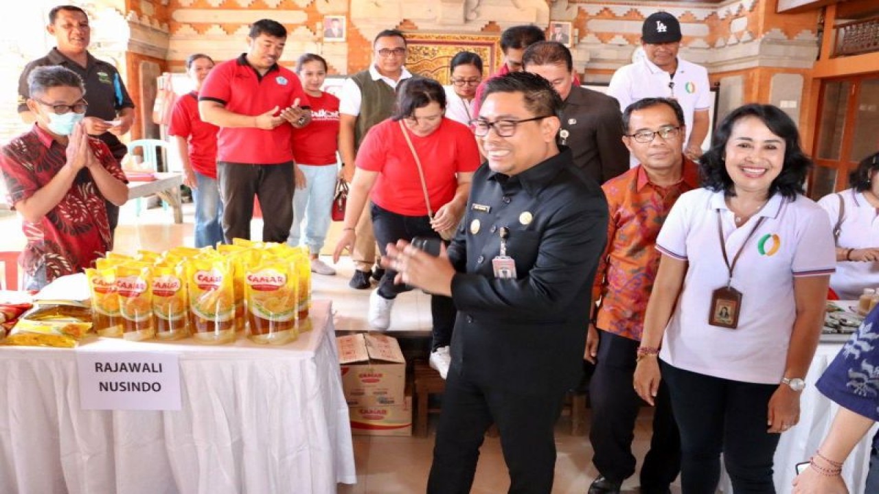 Wakil Wali Kota Denpasar I Kadek Agus Arya Wibawa saat meninjau bazar pangan di  Banjar Tanjung Bungkak Kelod, Denpasar, Jumat (21/7/2023). ANTARA/HO-Pemkot Denpasar.