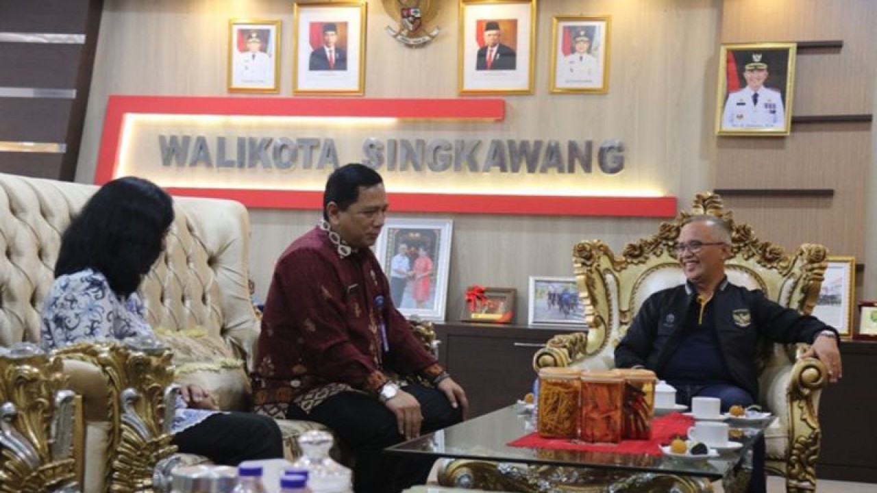 Kepala BBNP Kalbar Sumirat Dwiyanto berdiskusi bersama Pj Wali Kota Singkawang Sumastro tentang rencana aksi penanggulangan peredaran Narkoba di kota Singkawang (Rudi)