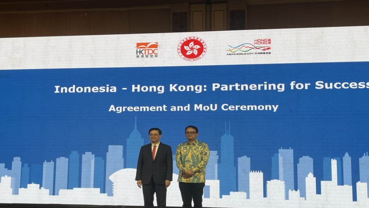 Chief Executive Hong Kong Special Administrative Region of the People’s Republic of China John Lee bersama Wakil Menteri Perdagangan Jerry Sambuaga saat foto bersama dalam acara “Indonesia-Hong Kong: Partnering for Success” serta penandatanganan nota kesepahaman di Hotel Shangri-La, Jakarta, Rabu (26/7/2023). ANTARA/M. Baqir Idrus Alatas