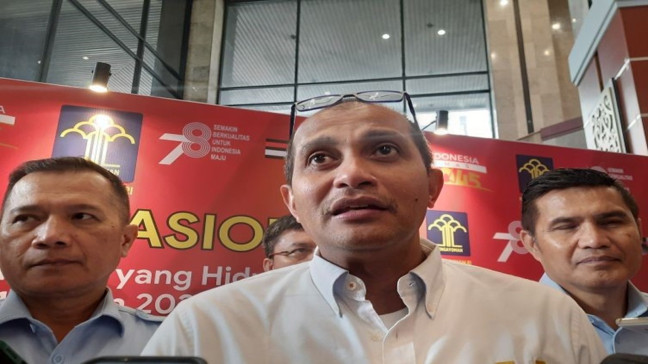 Wakil Menteri Hukum dan Hak Asasi Manusia Edward Omar Sharif Hiariej usai Seminar Nasional "Menyongsong Berlakunya Hukum yang Hidup dalam Masyarakat Berdasarkan UU Nomor 1 Tahun 2023 tentang KUHP" di Kementerian Hukum dan HAM, Jakarta, Senin (24/7/2023). ANTARA/Narda Margaretha Sinambela
