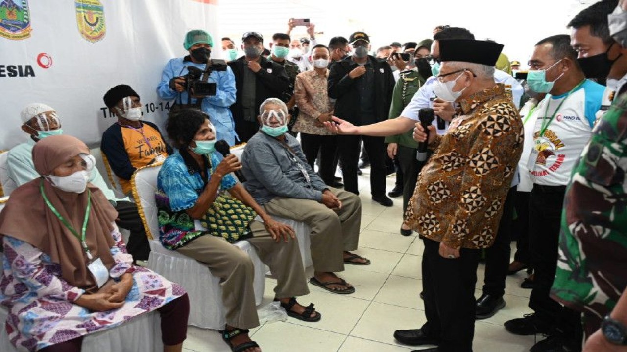 Wakil Presiden Ma'ruf Amin meninjau pelaksanaan bakti sosial operasi katarak dan bibir sumbing di RSUD Timika, Papua, Rabu (12/7/2023). ANTARA/HO-BPMI Setwapres