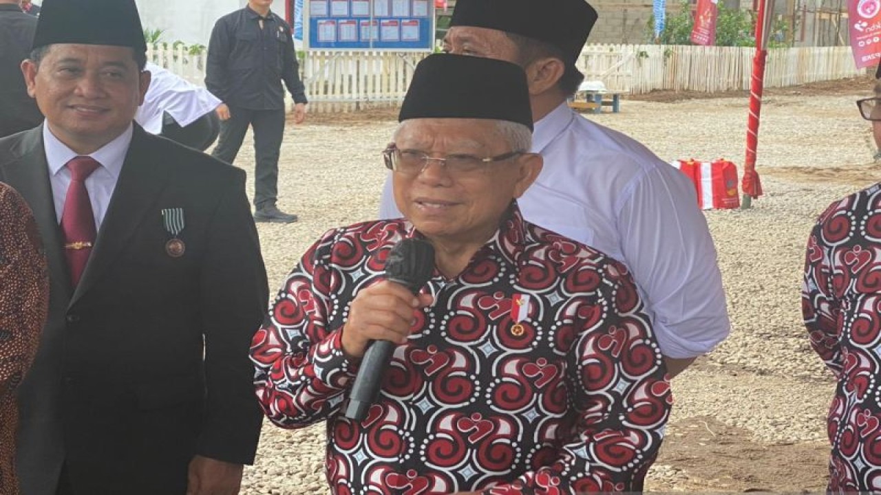 Wakil Presiden Ma’ruf Amin memberikan keterangan kepada wartawan di Banyuasin, Sumatra Selatan, Kamis (7/7/2023). ANTARA/Hreeloita Dharma Shanti