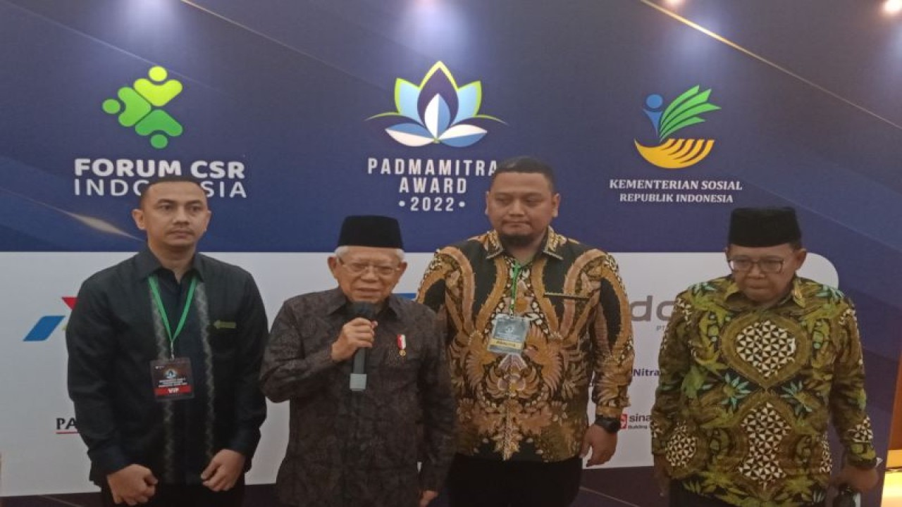 Wapres Ma'ruf Amin memberikan keterangan usai menghadiri acara pemberian Padmamitra Award Tahun 2022 Forum Corporate Social Responsibility Indonesia di Jakarta, Rabu (5/7/2023). ANTARA/Rangga Pandu Asmara Jingga