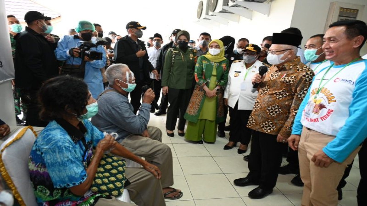 Wapres Ma'ruf Amin meninjau pelaksanaan baksos operasi katarak dan bibir sumbing di RSUD Mimika, Papua Tengah, Rabu (12/7/2023). ANTARA/HO-BPMI Setwapres