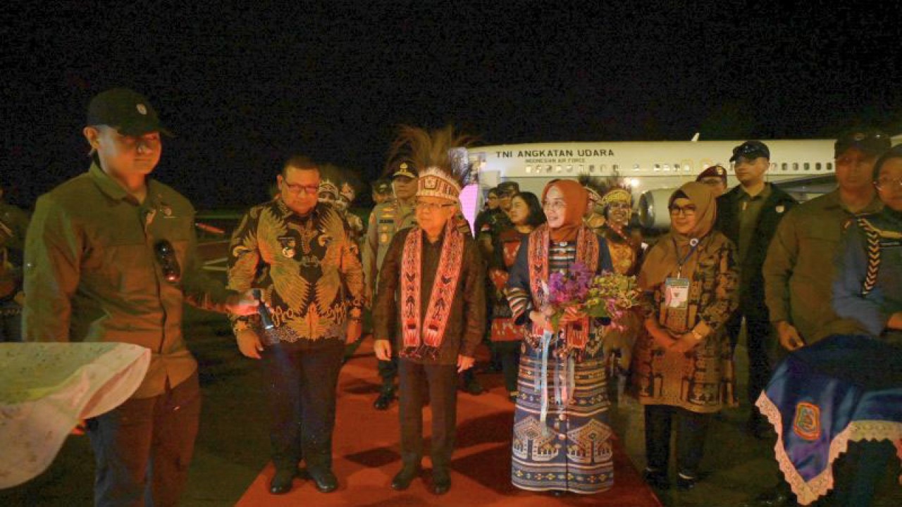 Wakil Presiden (Wapres) K. H. Ma’ruf Amin di sambut secara meria oleh Penjabat Gubernur Papua Barat Daya Muhammad Musa'ad, Sabtu (17/7) (ANTARA/Yuvensius Lasa Banafanu)