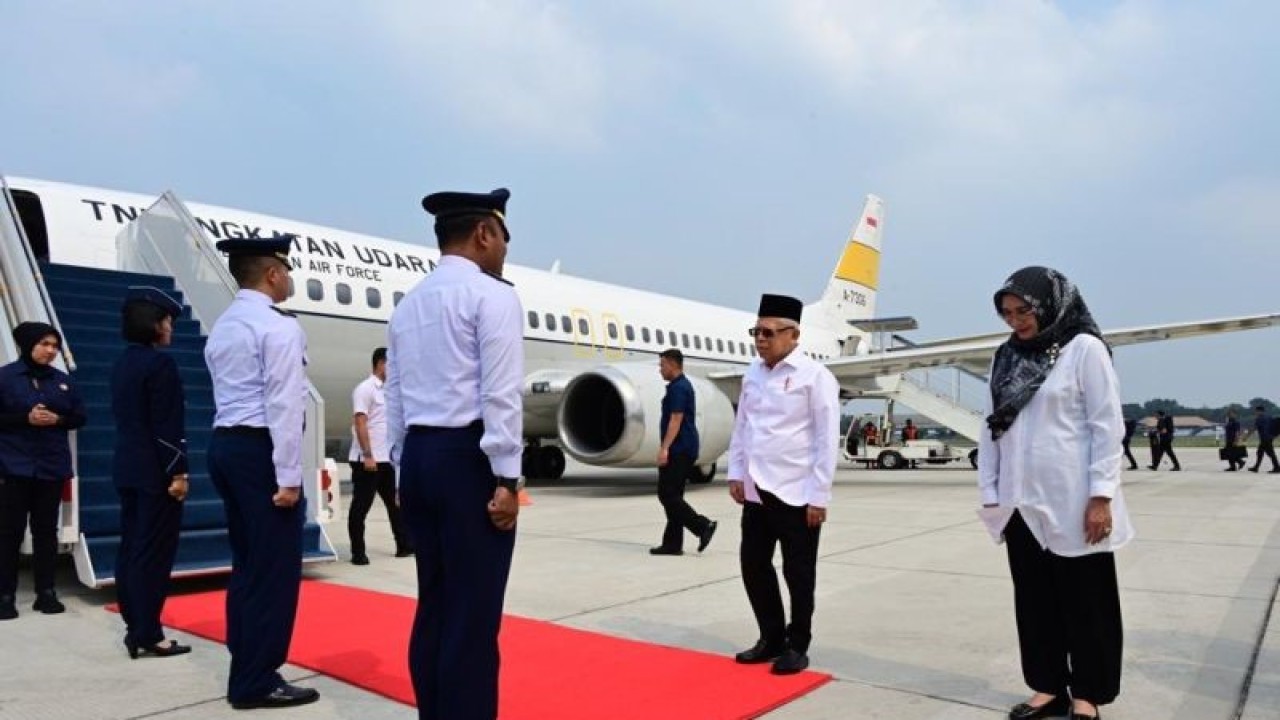 Wapres Ma'ruf Amin dan Ibu Wury Ma'ruf Amin berangkat menuju Semarang, Jawa Tengah dari Pangkalan Udara TNI AU Halim Perdanakusumah, Jakarta pada Minggu (23/07/2023) (ANTARA/BPMI Setwapres)